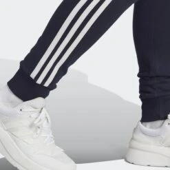 ADIDAS Essentials 3-Stripes French Terry Cuffed Broek -Modekleding essentials 3 stripes french terry cuffed broek 4