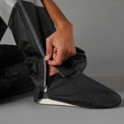 BTWIN Regenbroek Met Geïntegreerde Schoencovers Voor Op De Fiets 540 Heren Zwart 16 BTWIN Regenbroek Met Geïntegreerde Schoencovers Voor Op De Fiets 540 Heren Zwart -Modekleding regenbroek met geintegreerde schoencovers voor op de fiets 540 heren zwart 4