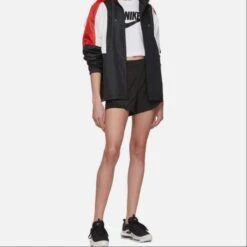 T-shirt Nike Sportswear Essential Cropped Logo, Wit, Dames -Modekleding t shirt nike sportswear essential cropped logo wit dames 4