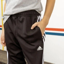 ADIDAS TRAININGSBROEK VOOR KINDEREN ZWART 23 ADIDAS TRAININGSBROEK VOOR KINDEREN ZWART -Modekleding trainingsbroek voor kinderen zwart 9